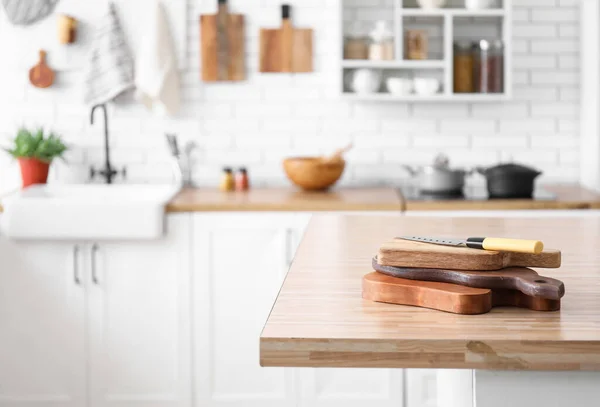 Stapel Schneidebretter Und Messer Auf Holztisch Küche — Stockfoto