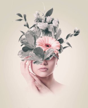 Güzel kadın kolajı ve açık arkaplanda bir buket çiçek.