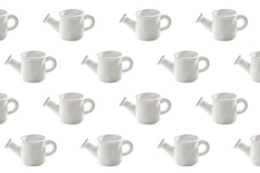 Beyaz arka planda bir sürü sulama kutusu var. Tasarım için desen