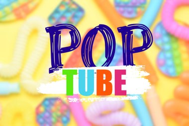 Metin POP TUBE ve sarı arkaplan üzerinde birçok renkli keman