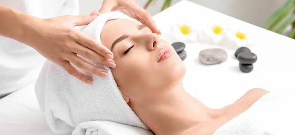 Jonge Vrouw Het Hebben Van Facial Massage Schoonheid Salon — Stockfoto