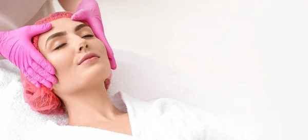 Giovane Donna Con Massaggio Facciale Nel Salone Bellezza Banner Design — Foto Stock