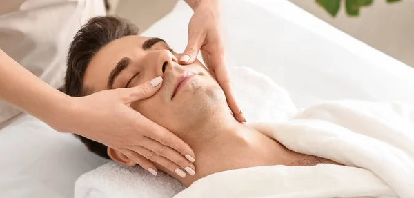 Schöner Mann Mit Gesichtsmassage Wellness Salon — Stockfoto