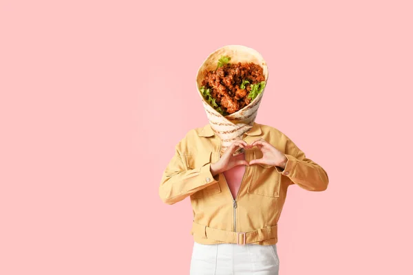 Pembe Arka Planda Kafası Yerine Lezzetli Burrito Yiyen Bir Kadın — Stok fotoğraf