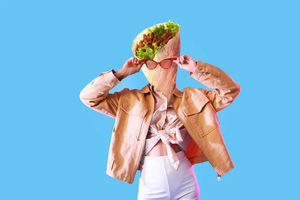 Mavi Arka Planda Kafası Yerine Lezzetli Burrito Yiyen Bir Kadın — Stok fotoğraf