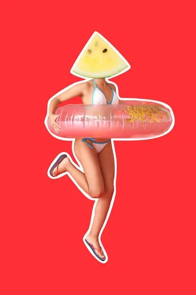 Springende Frau Mit Aufblasbarem Ring Und Reifer Wassermelone Statt Kopf — Stockfoto
