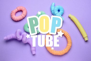 Leylak arka planında farklı pop tüpleri