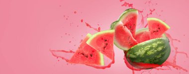 Tatlı olgun karpuz ve pembe arkaplanda bir tutam meyve suyu ve metin için yer.