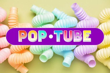 Sarı arka planda farklı renkli pop tüpleri