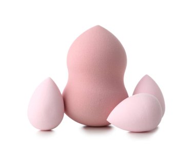 Beyaz arkaplanda pembe makyaj süngeri