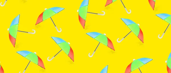 Molti Ombrelli Arcobaleno Sfondo Giallo Modello Design — Foto Stock