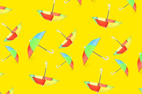 Mnoho Duhových Deštníků Žlutém Pozadí Vzor Pro Design — Stock fotografie