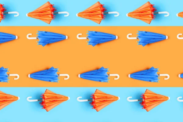 Renkli arka planda birçok şemsiye var. Tasarım için desen