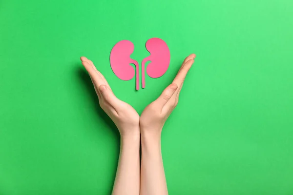 Woman Paper Kidneys Green Background — Stock Photo, Image