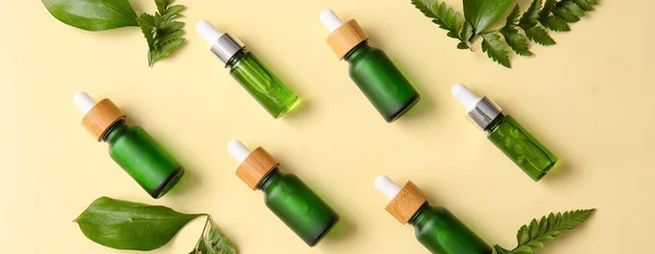 Vele Flessen Natuurlijke Cosmetische Serum Essentiële Oliën Kleur Achtergrond Bovenaanzicht — Stockfoto