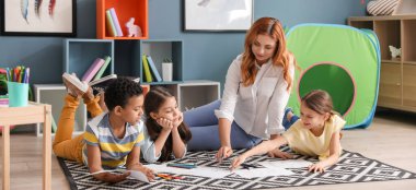 Okulda resim öğretmeni dersleri veriyor.