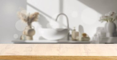 Modern banyoda boş ahşap masa