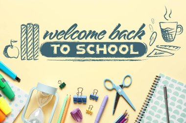 Malzeme seti ve metin Açık sarı arka planda okula hoş geldiniz