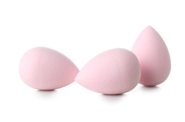 Beyaz arkaplanda pembe makyaj süngeri