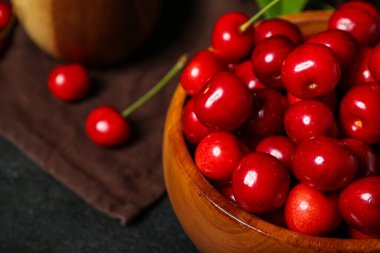 Masada bir kase tatlı kiraz, yakın plan.