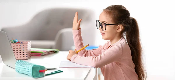 Klein Schoolmeisje Studeren Online Thuis — Stockfoto