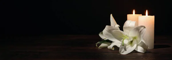 Brandende Kaarsen Bloemen Zwarte Achtergrond Met Ruimte Voor Tekst Begrafenisconcept — Stockfoto