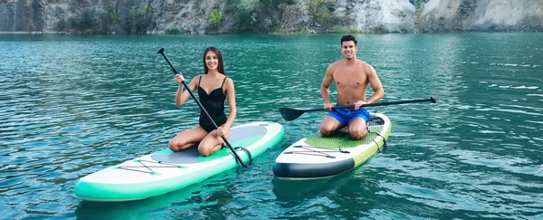 Jeune Couple Utilisant Des Planches Pagaie Pour Surfer Rivière — Photo