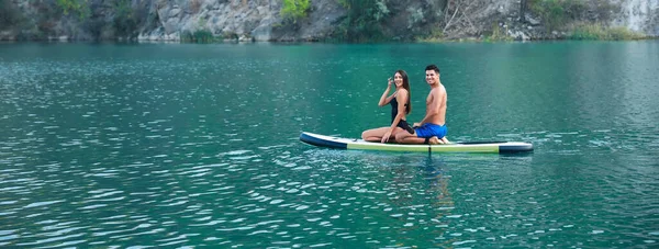 Pareja Joven Usando Paddle Board Para Surfear Río — Foto de Stock
