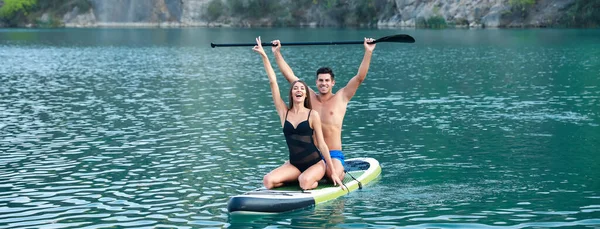 Happy Young Couple Using Paddle Board Sup Surfing River — Stock Photo, Image