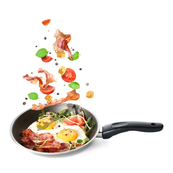 Сковородка Вкусными Яйцами Беконом Летать Свежие Ингредиенты Белом Фоне — стоковое фото