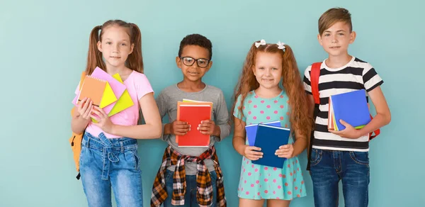 Nette Kleine Studenten Auf Hellblauem Hintergrund — Stockfoto