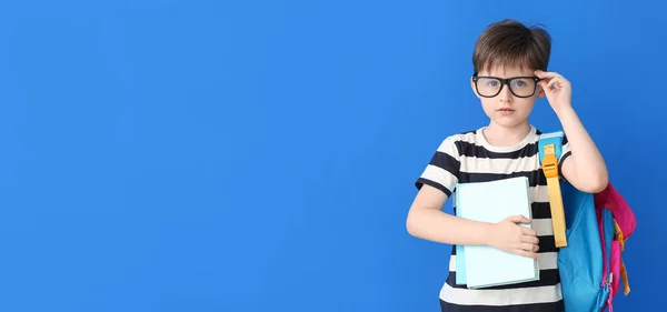 Anak Sekolah Kecil Yang Lucu Dengan Latar Belakang Biru Dengan — Stok Foto