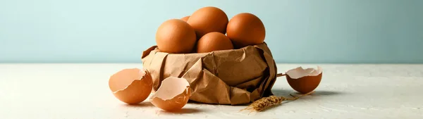Verse Eieren Tafel Tegen Een Achtergrond Van Kleur Banner Voor — Stockfoto