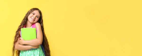 テキストのためのスペースと黄色の背景に小さな女子高生の肖像 — ストック写真