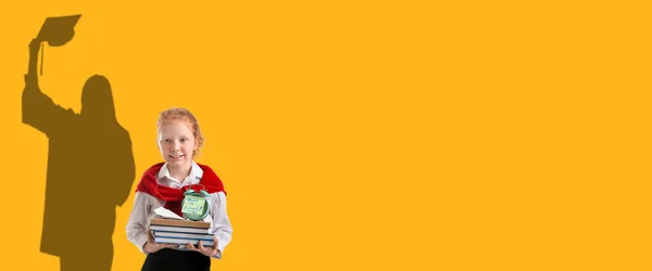 Nettes Schulmädchen Träumt Von Höherer Bildung Auf Gelbem Hintergrund Mit — Stockfoto