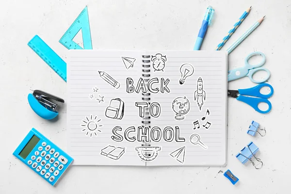 テキスト付きノートバック光の背景に学校や文房具 — ストック写真