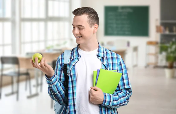Männlicher Schüler Mit Apfel Klassenzimmer — Stockfoto