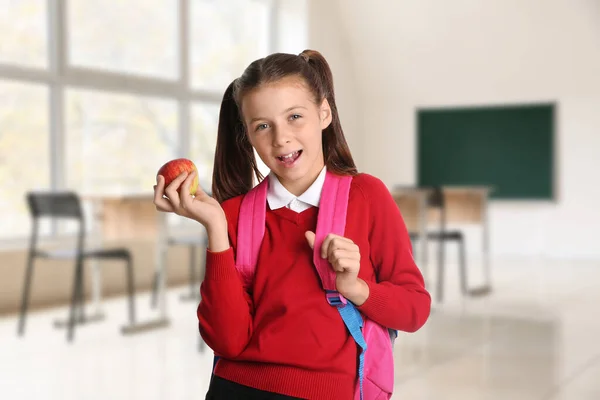 教室でアップルと女の子 — ストック写真