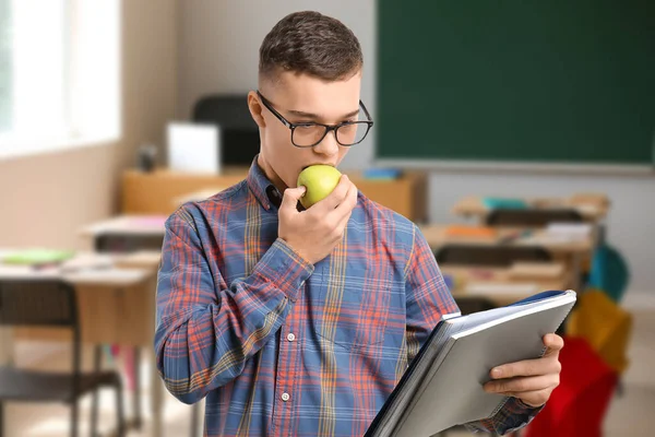 Siswa Lelaki Makan Apel Kelas — Stok Foto