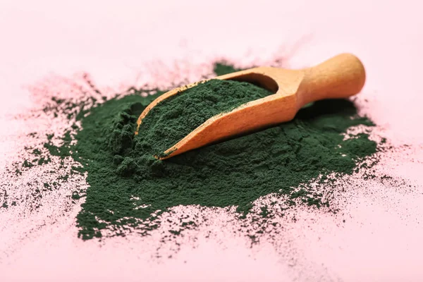 Schaufel Mit Spirulina Puder Auf Rosa Hintergrund — Stockfoto