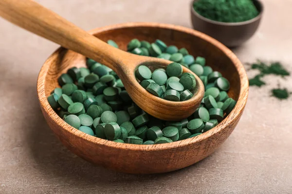 Tigela Pílulas Espirulina Com Colher Fundo Bege Close — Fotografia de Stock