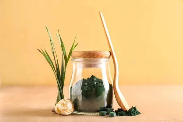 Glazen Pot Spirulina Poeder Lepel Pillen Schelp Bladeren Tafel Tegen — Stockfoto