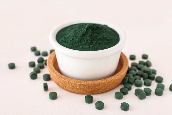 Bowl Green Spirulina Powder Pills White Background — Stock Photo, Image