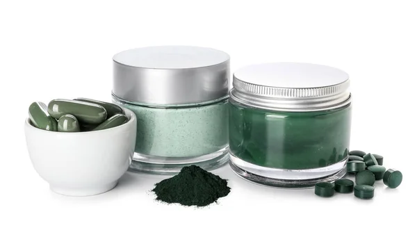 Kosmetik Mit Spirulina Extrakt Pillen Und Puder Auf Weißem Hintergrund — Stockfoto