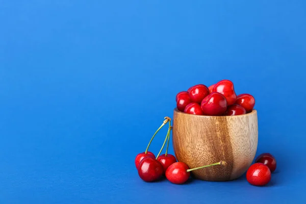 Wooden Bowl Sweet Cherries Blue Background — Stock Photo, Image
