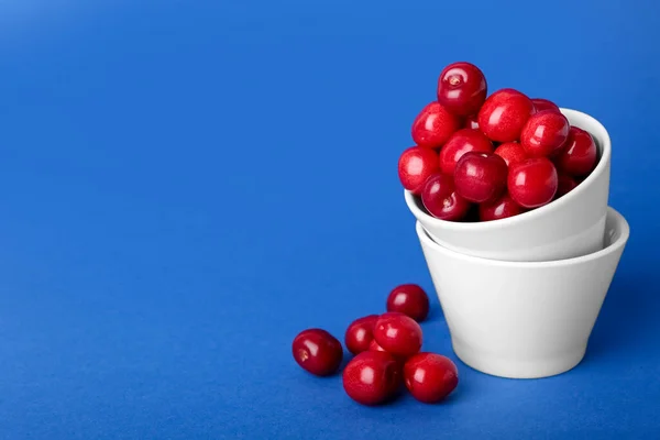 Tigelas Com Cerejas Doces Fundo Azul — Fotografia de Stock