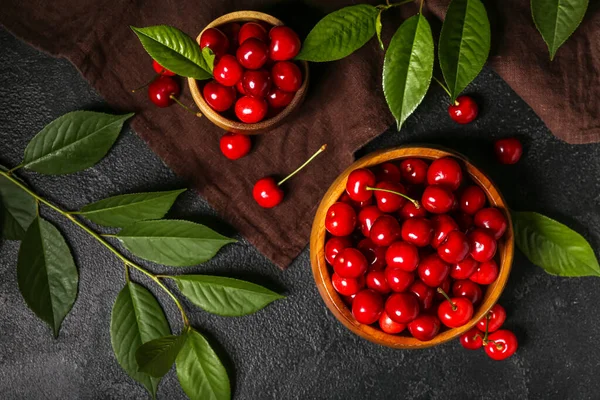 Composition Bowls Sweet Cherries Green Leaves Dark Background — Stock Photo, Image
