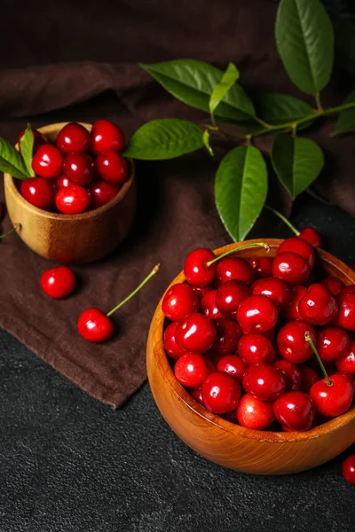 Wooden Bowls Sweet Cherries Dark Background — Stock Photo, Image