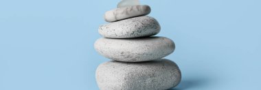 Açık mavi arka planda bir yığın spa taşı. Zen kavramı