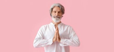 Renkli arka plan üzerine meditasyon yapan olgun bir adam. Zen kavramı